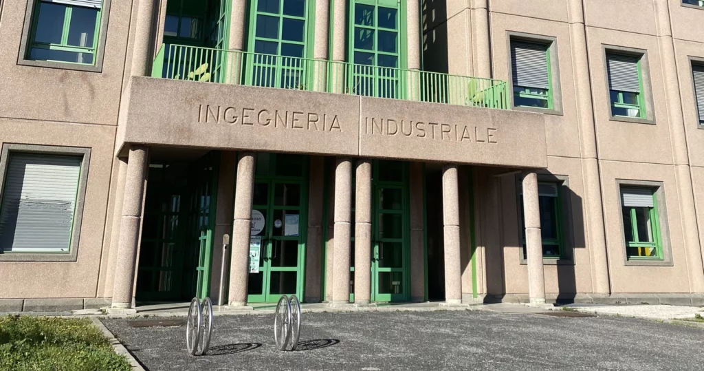 L'immagine mostra l'ingresso dell'edificio di Ingegneria Industriale dove è situata la Biblioteca d'Area di Ingegneria